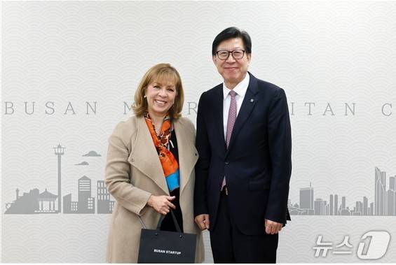 15일 부산시청에서 재키 헤르난데스 플러그앤플레이부사장과 박형준 부산시장이 접견 뒤 기념사진을 찍고 있다.(부산시청 제공. 재판매 및 DB 금지)