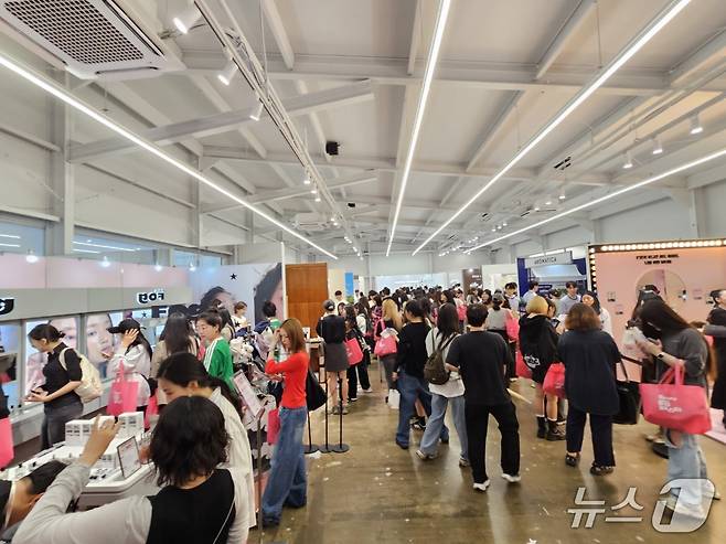 무신사 뷰티 페스타가 16일 서울 성수동 일대에서 열렸다.ⓒ 뉴스1/김진희 기자.