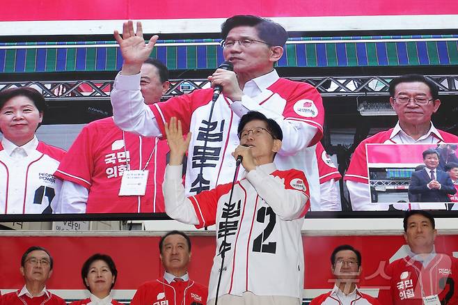 김문수 국민의힘 대통령 후보가 16일 오후 충북 청주시 상당구 성안길에서 가진 유세에서 시민들에게 지지를 호소하고 있다. (공동취재) 2025.5.16/뉴스1 ⓒ News1 이광호 기자