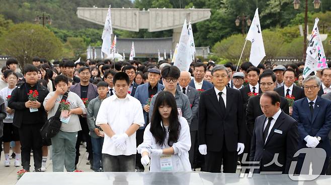 제45주년 5·18민주화운동 기념일을 이틀 앞둔 16일 광주 북구 운정동 국립 5·18민주묘지에서 '오월의 꽃이 피었습니다' 행사가 진행된 가운데 학생대표 유아람 학생이 분향하고 있다. 이번 행사는 5·18기념재단이 주관하고 공법 3단체(유족회·공로자회·부상자회), 광주전남김대중재단, 함께하는 시민들이 참여한다. 광주·전남 지역 학생 518명이 민주묘지에 카네이션을 헌화했다. 2025.5.16/뉴스1 ⓒ News1 이수민 기자