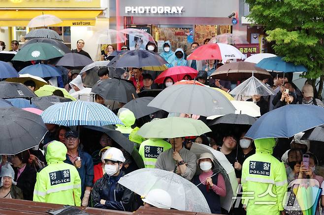 16일 오후 전북 전주시 전북대학교 앞에서 열린 이재명 더불어민주당 대통령 후보의 집중유세를 찾은 지지자들이 이 후보의 연설을 듣고 있다. (공동취재) 2025.5.16/뉴스1 ⓒ News1 이재명 기자