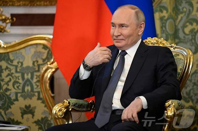 블라디미르 푸틴 러시아 대통령이 14일(현지시간) 모스크바 크렘린 궁에서 안와르 이브라힘 말레이시아 총리와 회담을 하고 있다. 2025.05.15 ⓒ AFP=뉴스1 ⓒ News1 우동명 기자