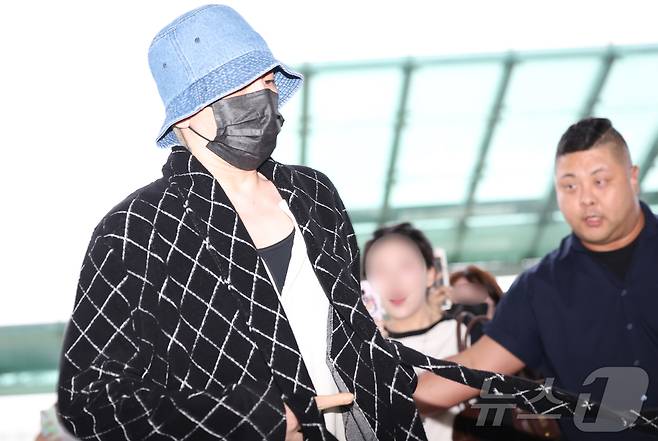 빅뱅 지드래곤이 비행기 출발 10분 전에 인천공항에 도착해  발걸음을 재촉하고 있다. ⓒ News1 권현진 기자