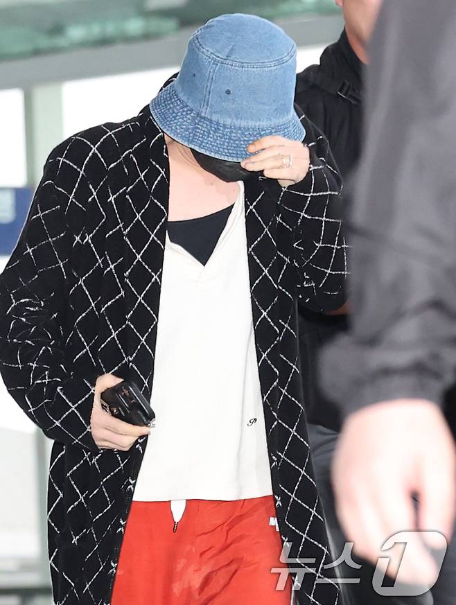 지드래곤이 필리핀 마닐라 일정을 위해 16일 인천국제공항에 비행기 출발 시간 10분 전에 도착해 출국장으로 이동하고 있다.  ⓒ News1 권현진 기자