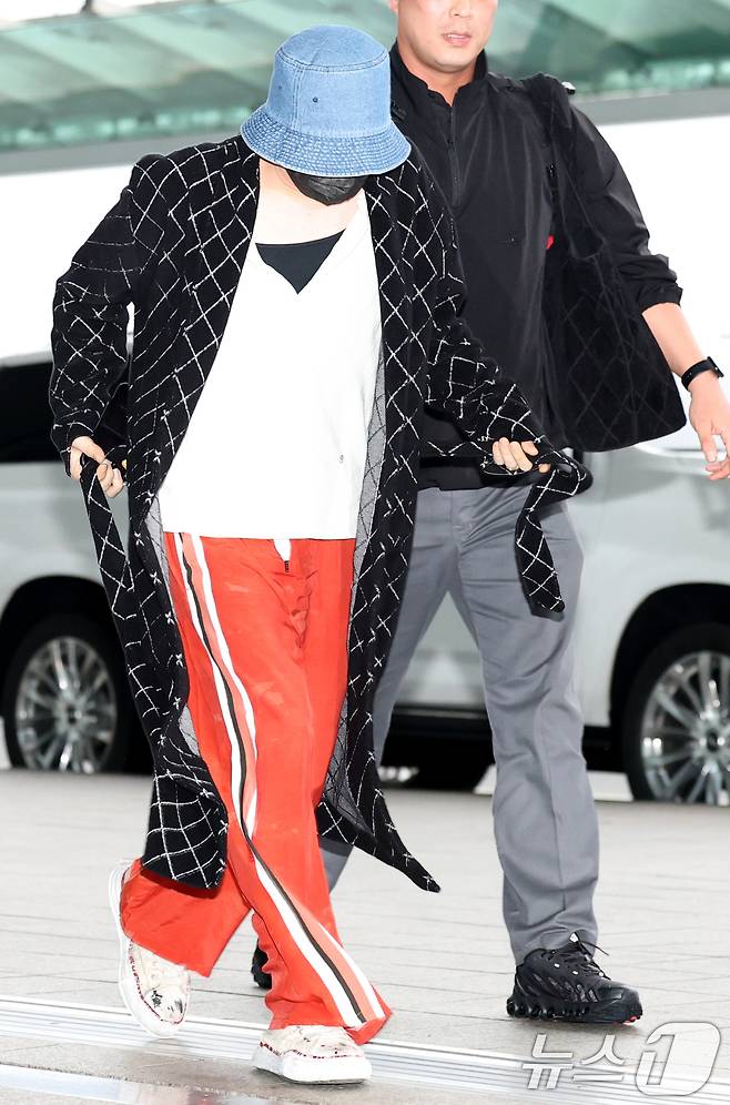 빅뱅 지드래곤이 필리핀 마닐라 일정을 위해 16일 인천국제공항에 비행기 출발 시간 10분 전에 도착해 출국장으로 이동하고 있다. ⓒ News1 권현진 기자