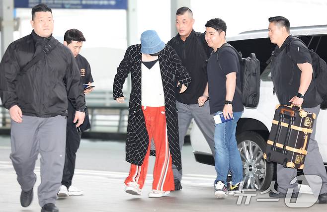 빅뱅 지드래곤이 필리핀 마닐라 일정을 위해 16일 인천국제공항에 비행기 출발 시간 10분 전에 도착해 차에서 내리며 의상 점검을 하고 있다. ⓒ News1 권현진 기자