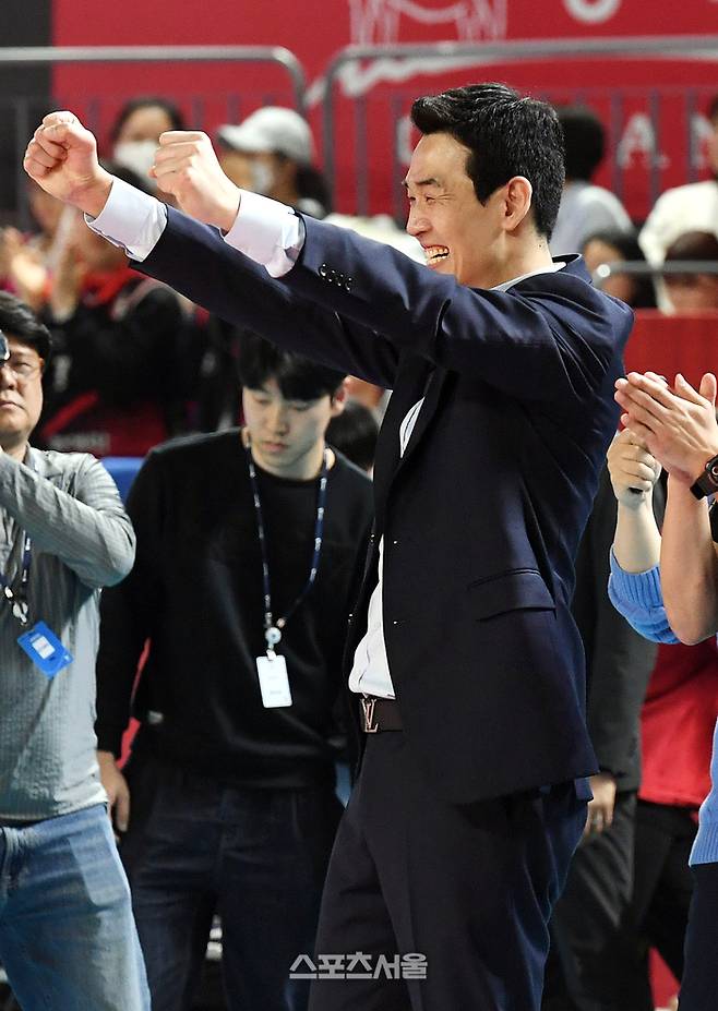 정관장 고희진 감독이 4일 대전 충무체육관에서 열린 2024-2025 V리그 여자부 흥국생명과의 챔피언결정전 3차전에서 세트스코어 3-2 역전승을 거둔 뒤 기뻐하고 있다. 정관장은 2연패 뒤 반격 1승에 성공했다. 2025. 4. 4.  대전 | 박진업 기자 upandup@sportsseoul.com