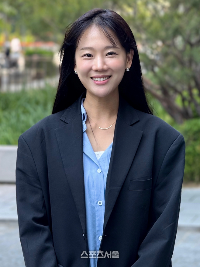 오효주 아나운서가 지난 12일 서울 광화문에서 본지와 만나 인터뷰한 뒤 사진 촬영에 임하고 있다. 정다워 기자