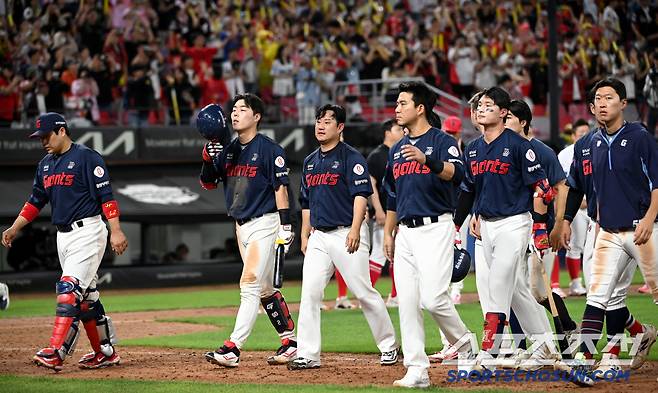 15일 광주KIA챔피언스필드에서 열린 롯데와 KIA의 경기, KIA가 7대6으로 승리했다. 패한 롯데 선수들이 아쉬운 발걸음을 옮기고 있다. 광주=허상욱 기자wook@sportschosun.com/2025.05.15/