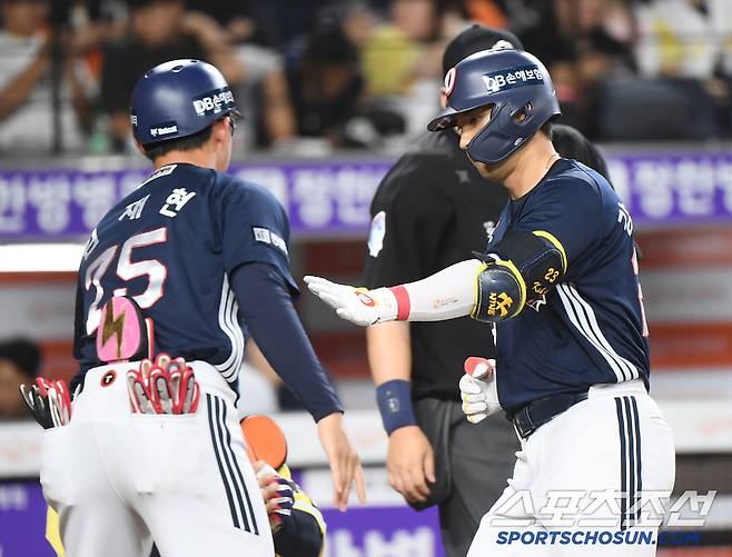 15일 대전 한화생명볼파크에서 열린 두산-한화전. 6회초 무사 강승호가 솔로포를 친 후 환영받고 있다. 대전=정재근 기자 cjg@sportschosun.com/2025..5.15/