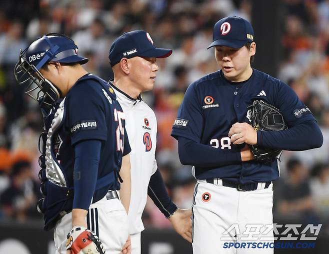 15일 대전 한화생명볼파크에서 열린 두산-한화전. 2회말 박정배 투수코치가 마운드를 방문해 최승용을 격려하고 있다. 대전=정재근 기자 cjg@sportschosun.com/2025..5.15/