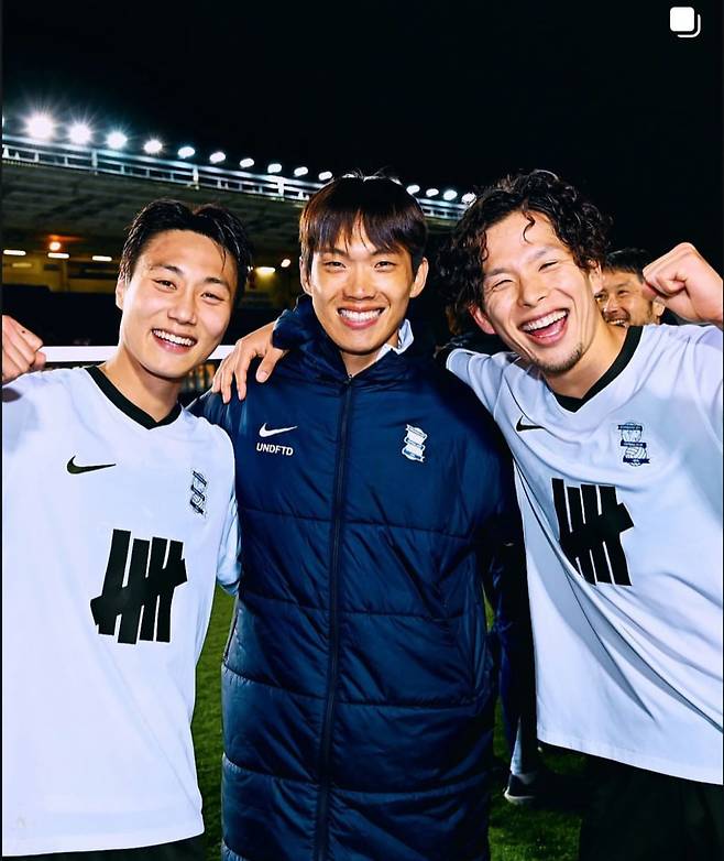 [스포츠조선 강우진 기자]영국으로 떠나 버밍엄 시티에서 도전을 시작한 이명재가 다음 시즌에도 팀에 남을 가능성이 나오고 있다.

영국 버밍엄라이브는 15일(한국시각) 다음 시즌 버밍엄의 선수 구상을 이야기하면서 이명재와의 재계약을 언급했다.

버밍엄 소식에 정통한 브라이언 딕 기자는 "풀백 자원은 충분하다. 이명재와의 재계약도 고려할 만하다"라고 주장했다. 사진=SNS