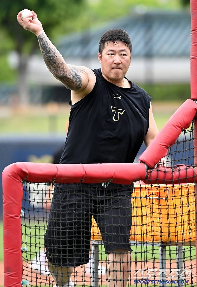 15일 광주KIA챔피언스필드에서 열린 롯데와 KIA의 경기, 최형우가 배팅볼을 던지고 있다. 광주=허상욱 기자wook@sportschosun.com/2025.05.15/