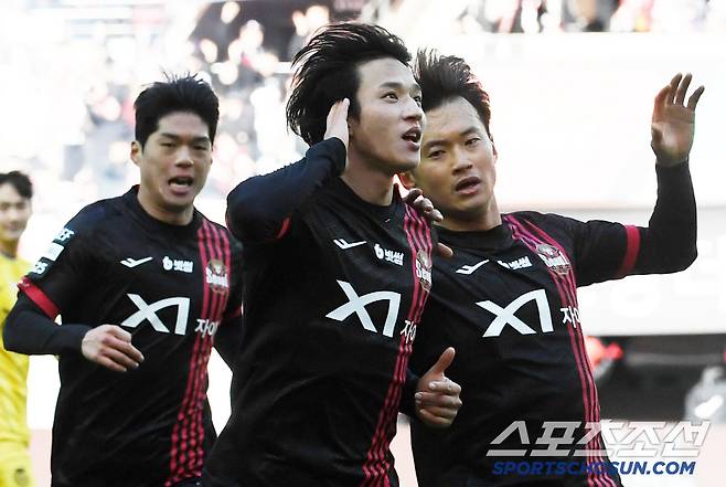 K리그1 FC서울과 대구FC의 경기가 29일 서울월드컵경기장에서 열렸다. 후반 서울 정승원이 동점골을 넣은 뒤 대구 서포터즈쪽을 향해 세리머니를 하고 있다. 상암=박재만 기자pjm@sportschosun.com/2025.03.29/