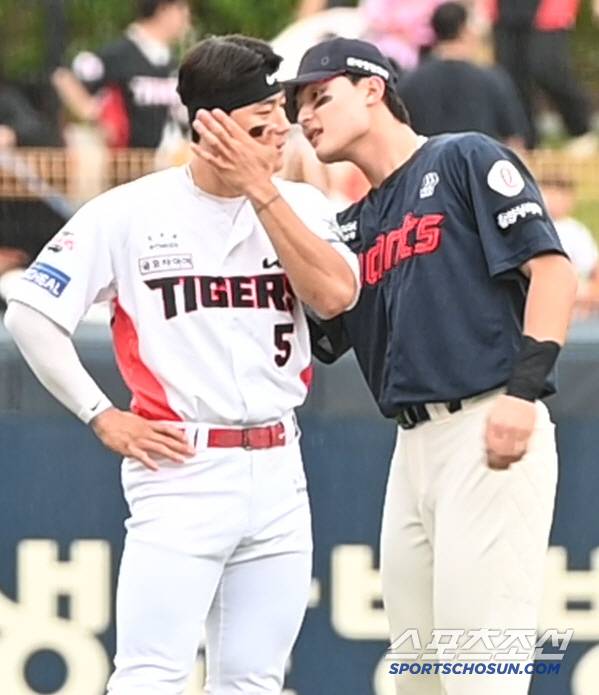 김도영의 헤어 스타일에 관심을 갖는 '친구' 윤동희. 광주=허상욱 기자