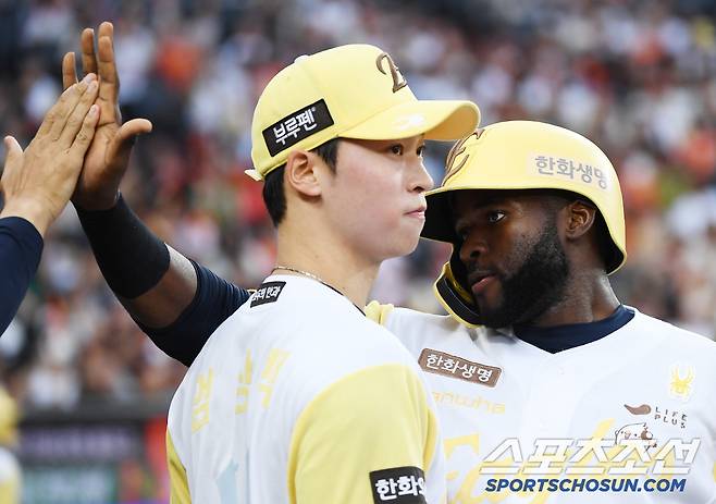 15일 대전 한화생명볼파크에서 열린 두산-한화전. 1회초 2사 1, 2루 채은성의 적시타 때 득점한 플로리얼이 엄상백 등 동료들의 환영을 받고 있다. 대전=정재근 기자 cjg@sportschosun.com/2025..5.15/