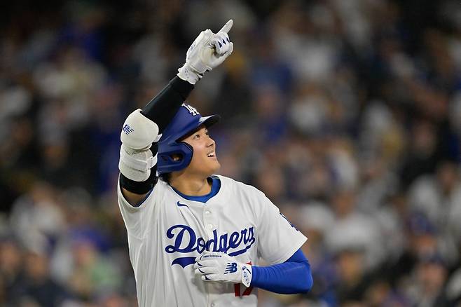 오타니가 3회말 좌중월 스리런홈런을 날린 뒤 베이스를 돌며 환호하는 팬들에게 답하고 있다. Imagn Images연합뉴스