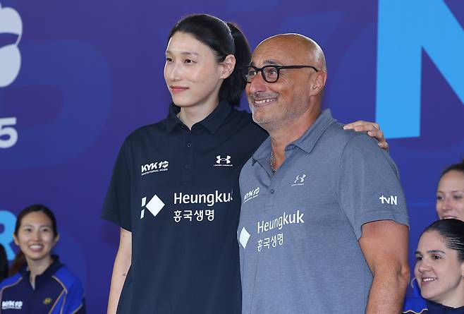 김연경과 아본단자 감독  (인천=연합뉴스) 임순석 기자 = 김연경이 16일 인천 삼산월드체육관에서 열린 'KYK 인비테이셔널 2025 미미어데이'에서 여자배구 세계올스타팀 마르첼로 아본단자(이탈리아)감독과 포즈를 취하고 있다. 2025.5.16  soonseok02@yna.co.kr

<저작권자(c) 연합뉴스, 무단 전재-재배포, AI 학습 및 활용 금지>