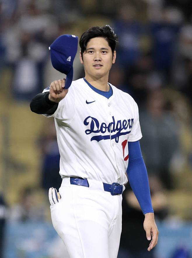 오타니 쇼헤이가 19대2의 승리가 확정된 뒤 모자를 벗고 답례하고 있다. AFP연합뉴스