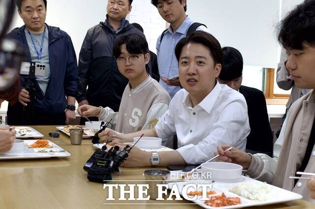 이준석 개혁신당 후보의 말에 서울교육대학교 학생회관 학생 식당에서 점심을 먹던 학생들 사이에서 "오"하는 환성이 튀어 나왔다. 이 후보는 5월 15일 스승의날을 맞아 서울교육대학교에서 '학식 먹자' 행사를 열고 예비 초등교사를 준비 중인 학생들과 교육에 관한 토의를 진행했다. /개혁신당