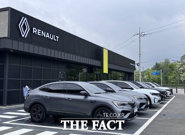 15일 르노코리아가 새롭게 문을 연 원주 복합전시장 외부에 르노코리아 차량이 주차돼 있다. 외관에는 새 CI가 적용된 로장주 로고와 메탈 매시 간판이 눈에 띈다. /황지향 기자