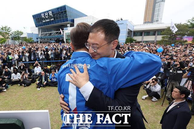 이재명 더불어민주당 대선후보가 16일 전북 익산시 익산역 동부광장에서 열린 유세에서 자신의 지지를 선언한 김상욱 무소속 의원과 포옹하고 있다. /뉴시스