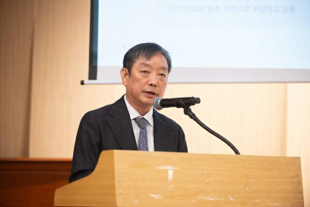 박종배 건국대 교수가 14일 서울 여의도 국회도서관에서 열린 정책 토론회에서 에너지 분야 정책브리프를 발표하고 있다. (사진=한국공학한림원)