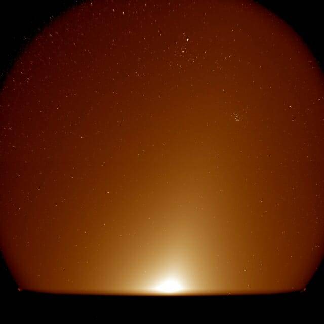 펀치 WFI-1 관측 장비가 4월 16일 촬영한 첫 번째 사진. 황도광의 빛 속에 상단에 히아데스 성단과 플레이아데스 성단이 보인다. (출처=NASA/SwRI)