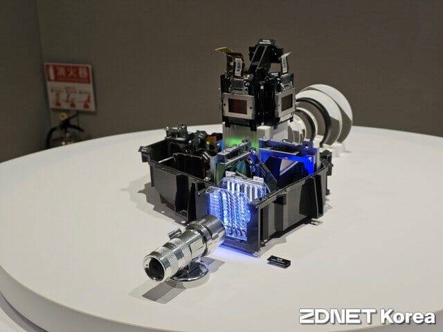 엡손 3LCD 프로젝터의 내부 구조. 광원이 들어오면 특수한 거울이 이를 3원색으로 분리한다. 이후 각 색은 다시 중앙의 프리즘으로 합쳐진다. (사진=지디넷코리아)