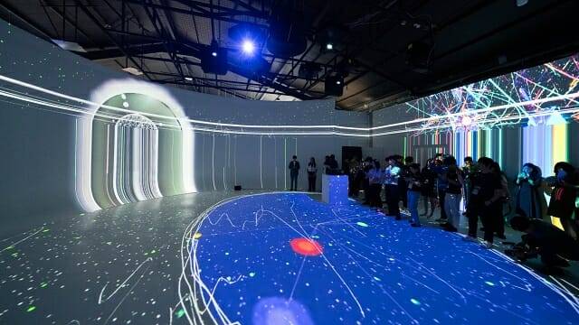 한국엡손 프로젝터와 생성 AI를 결합한 미디어아트 수상작 'TIME SLIP' 전시회.