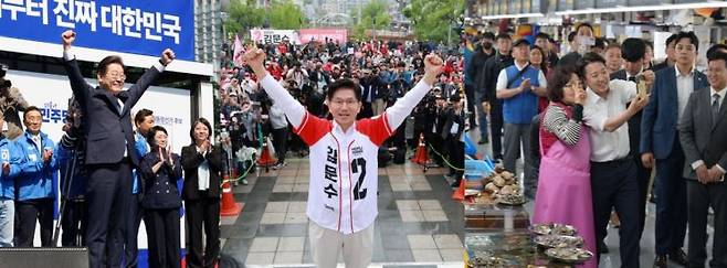 6·3 대선을 20여 일 앞두고 주요 대선 후보들의 패션에도 대중의 관심이 쏠린다. 각 후보는 패션 아이템으로 구두 대신 운동화, 각진 안경보다는 둥근 모양의 안경, 오바마 전 미국 대통령을 연상시키는 소매 걷은 셔츠 패션 등 각자의 정치 메시지를 담은 스타일링으로 선거운동에 나서고 있다. 아시아경제·개혁신당