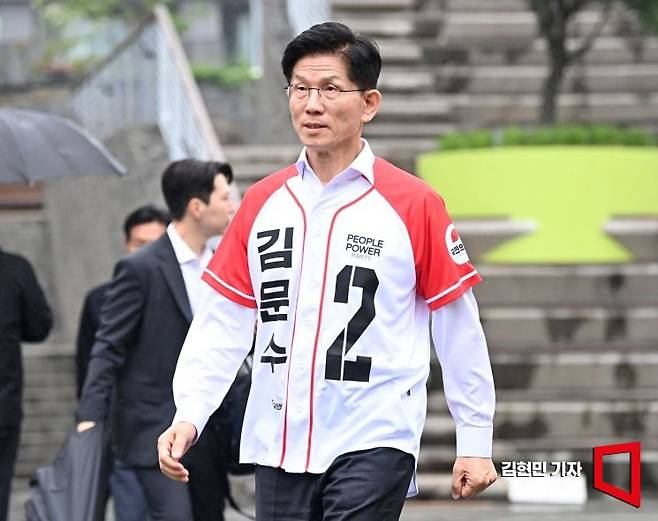 김문수 국민의힘 후보는 고용노동부 장관 시절 쓰던 각진 형태의 네모난 뿔테 안경에서 최근 테가 거의 보이지 않는 동그란 안경으로 바꿨다. 이는 대중에게 부드러운 인상을 주기 위한 스타일링으로 풀이된다. 김 후보와 국민의힘은 이번 공식 선거운동 복장으로 빨간색과 흰색이 배합된 야구 유니폼 형식의 유세복을 골랐다. 김현민 기자