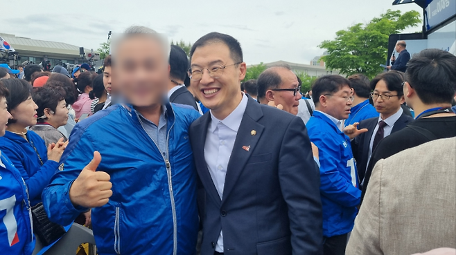 김상욱 무소속 의원이 16일 전북 익산역 동부광장에서 민주당 지지자와 사진촬영을 하고 있다/사진=문혜원 기자