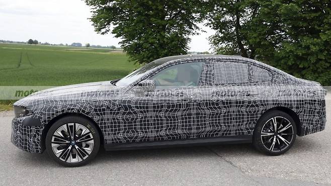 BMW 신형 5시리즈의 부분변경 모델 스파이샷(출처: motor es)