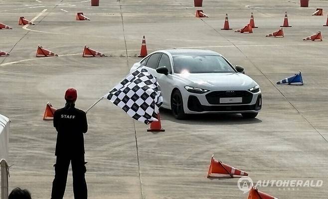 아우디 뉴 A5는 연속 코너링에서도 언더스티어 없이 뉴트럴한 차체 거동을 유지해 짐카나와 같은 타이트한 환경에서 예리한 조종성과 안정성을 동시에 보여줬다. (오토헤럴드 김흥식 기자)