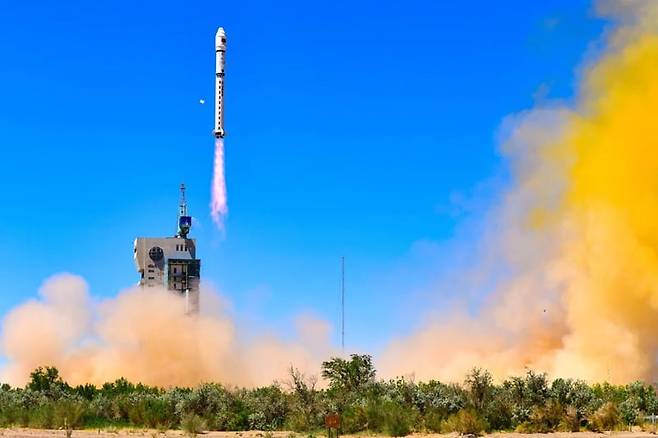 신화통신/A Long March-2D carrier rocket with a space computing satellite constellation to form part of the Three-Body constellation blasts off from the Jiuquan Satellite Launch Centre on May 14. Photo: Xinhua