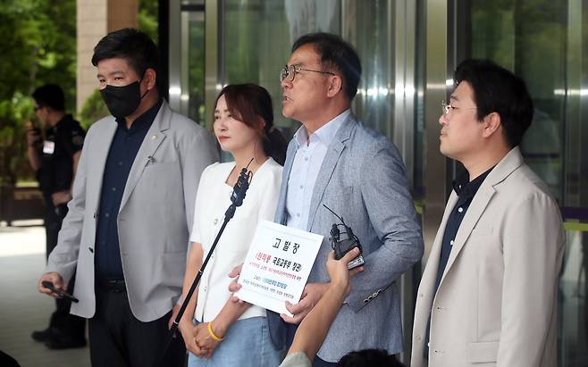 최재관 더불어민주당 여주양평지역위원장이 지난 2023년 8월 1일 오전 경기 정부과천청사에서 양평고속도로 관련 원희룡 국토교통부 장관에 대한 고발장 제출 전 입장을 밝히고 있다. /뉴스1