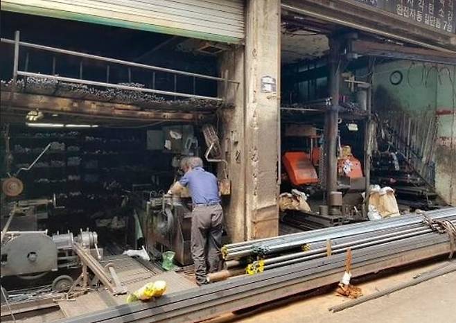 서울의 한 금속 가공 중소기업 공장에서 근로자가 작업을 하고 있다. /박용선 기자