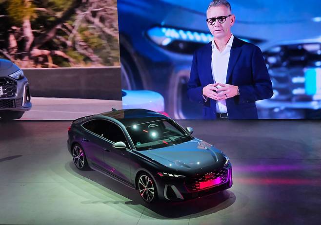 스티브 클로티 아우디코리아 대표가 15일 경기 김포시 에어로피스에서 열린 '더 아우디 A5' 프리뷰 행사에서 차량을 소개하고 있다. /권유정 기자