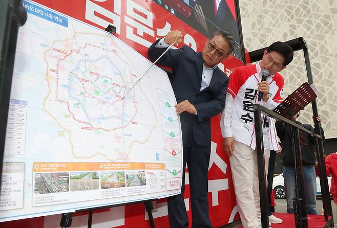 김문수 국민의힘 대통령 후보가 16일 오전 경기 화성시 동탄역에서 열린 유세에서 시민들에게 지지를 호소하고 있다. /뉴스1