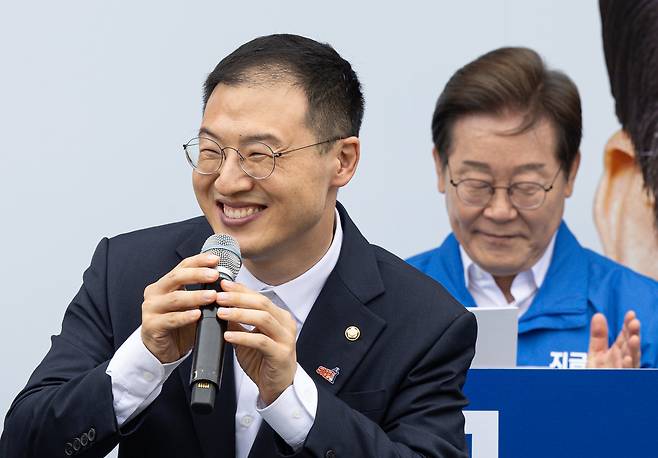 무소속 김상욱 의원이 16일 전북 익산시 익산역 동부광장에서 열린 더불어민주당 이재명 후보 유세에 참가해 인사말을 하고 있다. [공동취재]/연합뉴스