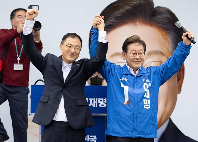 이재명 더불어민주당 대통령 후보가 16일 오전 전북 익산시 익산역 동부광장에서 김상욱 무소속 의원과 손을 맞잡아 올리고 있다./뉴스1