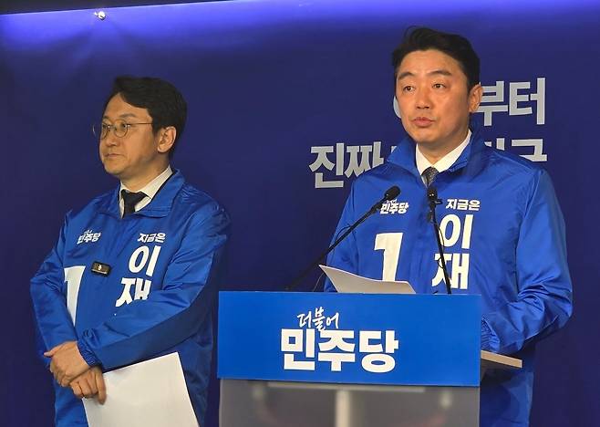 더불어민주당 중앙선거대책위원회 강훈식 종합상황실장과 천준호 전략본부장이 16일 서울 여의도 당사에서 브리핑을 진행하고 있다. /뉴스1