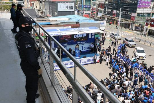 이재명 더불어민주당 대선후보의 대구·경북(TK) 지역 유세가 열린 13일 경북 구미시 구미역광장에서 경찰특공대원들이 경호·경비 활동을 하고 있다. 연합뉴스