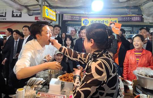 16일 오후 이준석 개혁신당 대선 후보가 천안중앙시장 노점에서 상인이 건넨 안주를 먹고 있다. 윤평호 기자