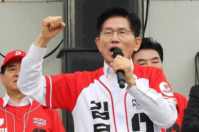 김문수 국민의힘 대통령 후보가 16일 오전 경기도 수원시 팔달구 지동시장에서 가진 유세에서 유권자들에게 지지를 호소하고 있다. 뉴스1