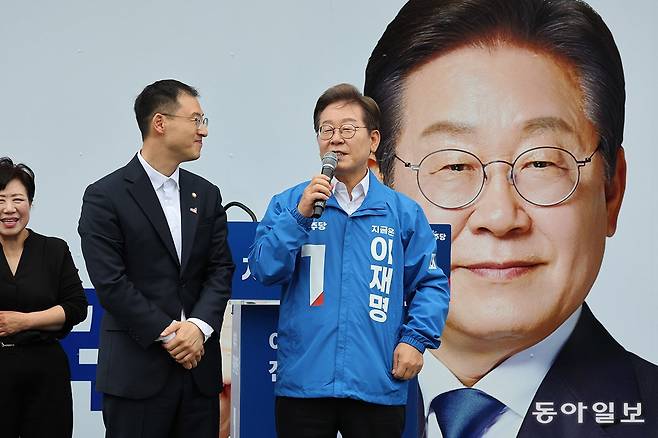 이재명 더불어민주당 대선 후보가 16일 전북 익산역 동부광장 유세에서 최근 국민의힘을 탈당한 김상욱 의원을 연단으로 불러 발언하고 있다. 2025.5.16 이훈구 기자 ufo@donga.com