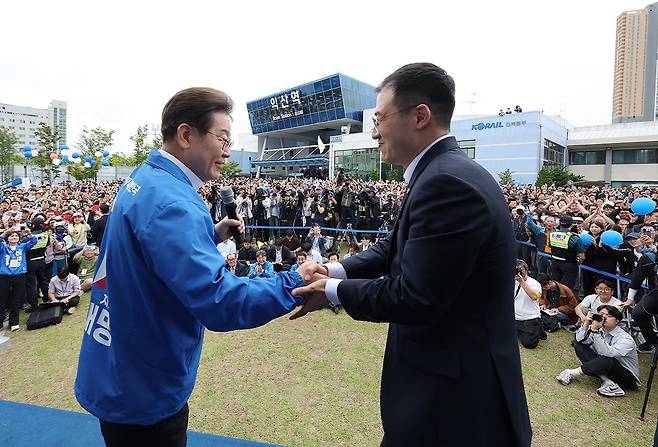 더불어민주당 이재명 대선 후보와 무소속 김상욱 의원이 16일 전북 익산역 광장 유세현장에서 만났다. 이 후보와 김 의원은 유세 차량에 올라 손을 맞잡고 포옹하며 찬조연설도 참여했다. 김 의원은 국민의힘을 탈당하고, 민주당 이재명 후보 지지를 선언했다.2025.05.16 이훈구 기자 ufo@donga.com