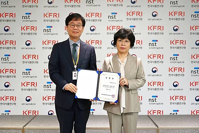 장해춘 제5대 세계김치연구소장(오른쪽) 임명.