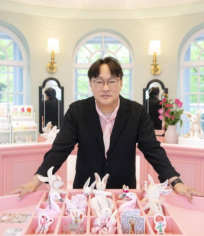 에버랜드 최초의 '마에스타' 이형기 크리에이티브 팀장이 15일 에버랜드 로로티 장미축제 40주년을 앞두고 사막여우 캐릭터와 포즈를 취하고 있다.